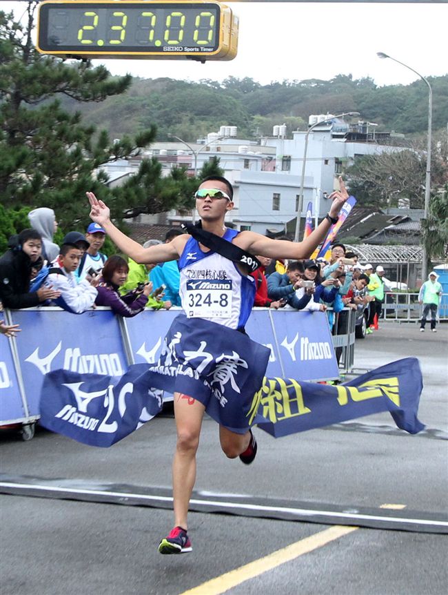 2017 MIZUNO馬拉松接力賽（19）日，五千多名跑者不畏濕冷天氣新北淡金公路熱力點燃，世大運好手齊聚淡金、清大田徑隊破紀錄摘金。（記者邱榮吉/攝影）