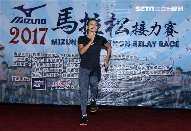2017 MIZUNO馬拉松接力賽（19）日，五千多名跑者不畏濕冷天氣新北淡金公路熱力點燃，世大運好手齊聚淡金、清大田徑隊破紀錄摘金。（記者邱榮吉/攝影）