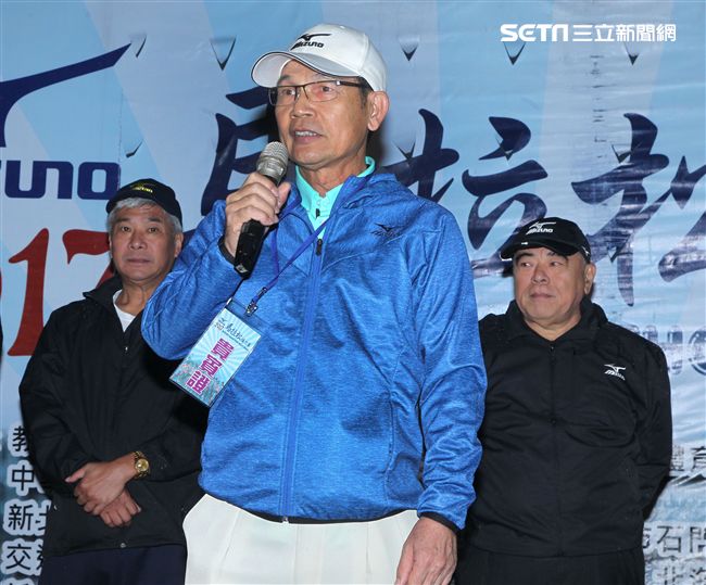 2017 MIZUNO馬拉松接力賽（19）日，五千多名跑者不畏濕冷天氣新北淡金公路熱力點燃，世大運好手齊聚淡金、清大田徑隊破紀錄摘金。（記者邱榮吉/攝影）