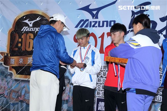2017 MIZUNO馬拉松接力賽（19）日，五千多名跑者不畏濕冷天氣新北淡金公路熱力點燃，世大運好手齊聚淡金、清大田徑隊破紀錄摘金。（記者邱榮吉/攝影）