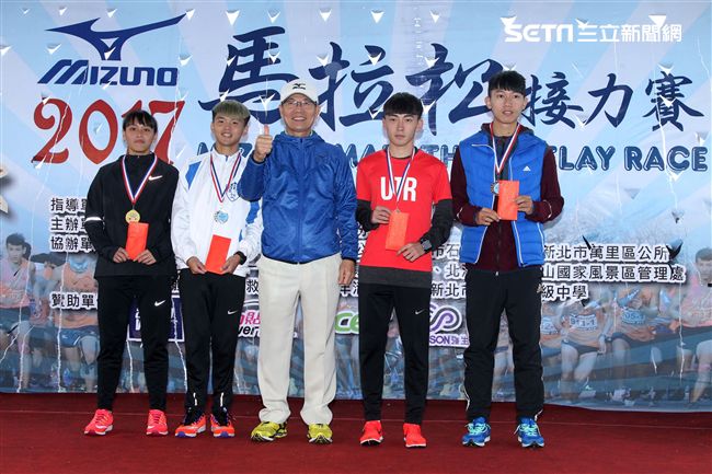 2017 MIZUNO馬拉松接力賽（19）日，五千多名跑者不畏濕冷天氣新北淡金公路熱力點燃，世大運好手齊聚淡金、清大田徑隊破紀錄摘金。（記者邱榮吉/攝影）