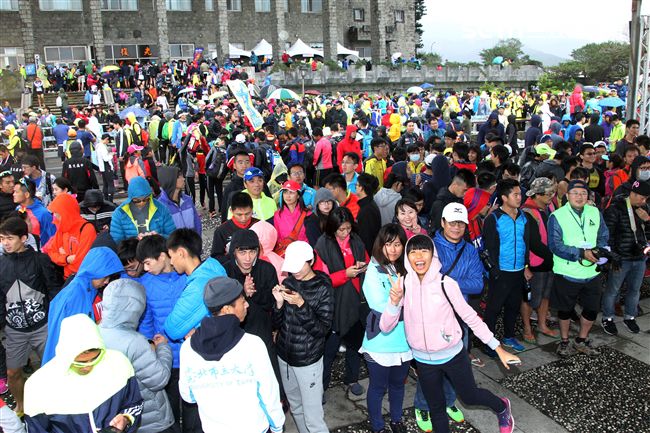 2017 MIZUNO馬拉松接力賽（19）日，五千多名跑者不畏濕冷天氣新北淡金公路熱力點燃，世大運好手齊聚淡金、清大田徑隊破紀錄摘金。（記者邱榮吉/攝影）