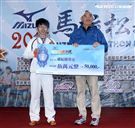 2017 MIZUNO馬拉松接力賽（19）日，五千多名跑者不畏濕冷天氣新北淡金公路熱力點燃，世大運好手齊聚淡金、清大田徑隊破紀錄摘金。（記者邱榮吉/攝影）