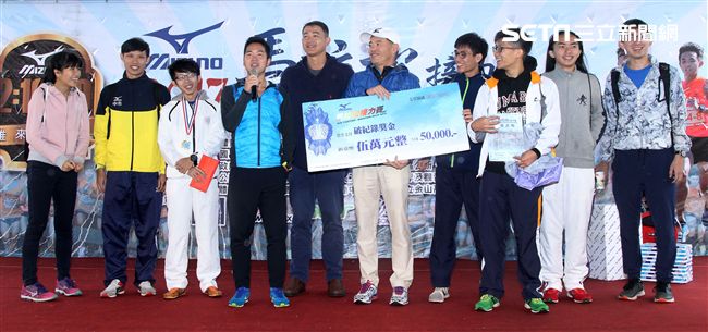 2017 MIZUNO馬拉松接力賽（19）日，五千多名跑者不畏濕冷天氣新北淡金公路熱力點燃，世大運好手齊聚淡金、清大田徑隊破紀錄摘金。（記者邱榮吉/攝影）
