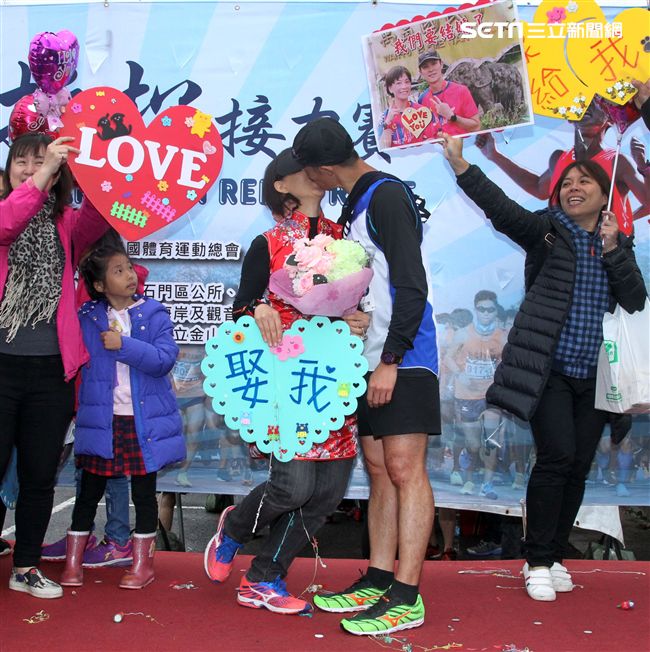 2017 MIZUNO馬拉松接力賽（19）日，五千多名跑者不畏濕冷天氣新北淡金公路熱力點燃，世大運好手齊聚淡金、清大田徑隊破紀錄摘金。（記者邱榮吉/攝影）