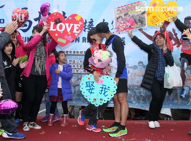 2017 MIZUNO馬拉松接力賽（19）日，五千多名跑者不畏濕冷天氣新北淡金公路熱力點燃，世大運好手齊聚淡金、清大田徑隊破紀錄摘金。（記者邱榮吉/攝影）