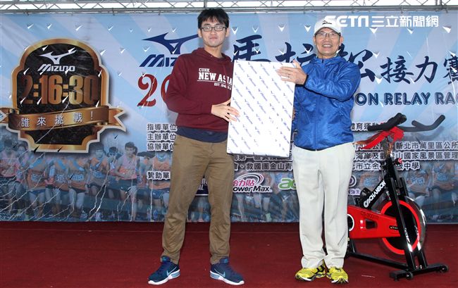 2017 MIZUNO馬拉松接力賽（19）日，五千多名跑者不畏濕冷天氣新北淡金公路熱力點燃，世大運好手齊聚淡金、清大田徑隊破紀錄摘金。（記者邱榮吉/攝影）