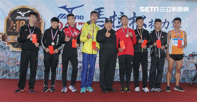 2017 MIZUNO馬拉松接力賽（19）日，五千多名跑者不畏濕冷天氣新北淡金公路熱力點燃，世大運好手齊聚淡金、清大田徑隊破紀錄摘金。（記者邱榮吉/攝影）