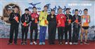2017 MIZUNO馬拉松接力賽（19）日，五千多名跑者不畏濕冷天氣新北淡金公路熱力點燃，世大運好手齊聚淡金、清大田徑隊破紀錄摘金。（記者邱榮吉/攝影）
