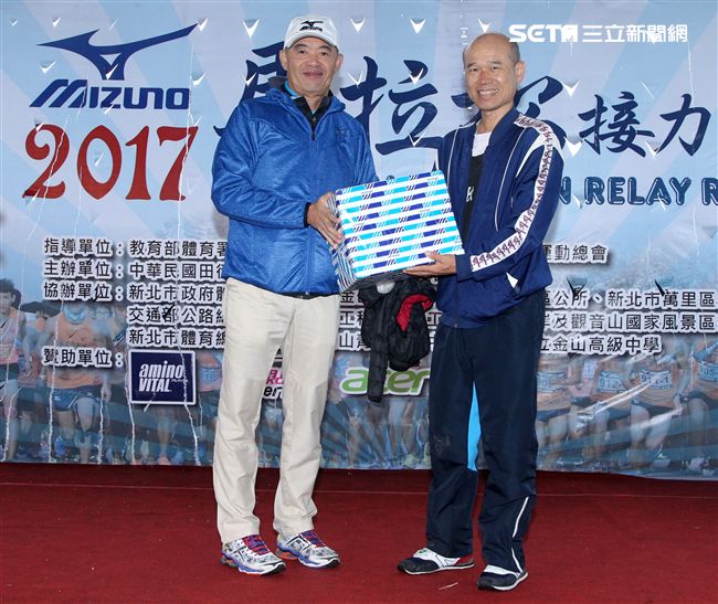 2017 MIZUNO馬拉松接力賽（19）日，五千多名跑者不畏濕冷天氣新北淡金公路熱力點燃，世大運好手齊聚淡金、清大田徑隊破紀錄摘金。（記者邱榮吉/攝影）
