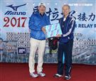 2017 MIZUNO馬拉松接力賽（19）日，五千多名跑者不畏濕冷天氣新北淡金公路熱力點燃，世大運好手齊聚淡金、清大田徑隊破紀錄摘金。（記者邱榮吉/攝影）