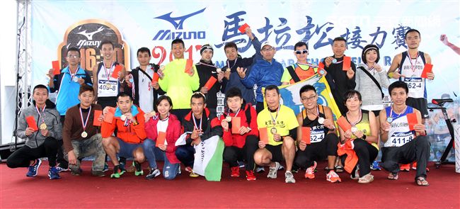 2017 MIZUNO馬拉松接力賽（19）日，五千多名跑者不畏濕冷天氣新北淡金公路熱力點燃，世大運好手齊聚淡金、清大田徑隊破紀錄摘金。（記者邱榮吉/攝影）