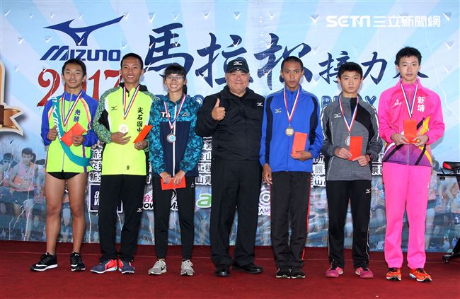 2017 MIZUNO馬拉松接力賽（19）日，五千多名跑者不畏濕冷天氣新北淡金公路熱力點燃，世大運好手齊聚淡金、清大田徑隊破紀錄摘金。（記者邱榮吉/攝影）