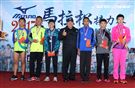 2017 MIZUNO馬拉松接力賽（19）日，五千多名跑者不畏濕冷天氣新北淡金公路熱力點燃，世大運好手齊聚淡金、清大田徑隊破紀錄摘金。（記者邱榮吉/攝影）
