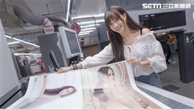 三立新聞網日前直擊林采緹在土城印刷廠看印。（圖／三立）