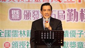 馬英九：台灣最有價值的礦就是腦礦前總統馬英九19日出席雲林同鄉文教基金會15週年慶暨勤樸獎清寒獎助學金頒獎典禮，致詞時引述美國專欄作家的話表示，台灣最有價值的礦就是「腦礦」。中央社記者江俊亮攝　106年11月19日