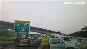 國道三號383公里處高雄燕巢路段今（19）日上午9時許發生車禍事故，一台遊覽車在進入中寮隧道前衝撞前方自小客車。（圖／翻攝畫面）