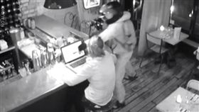 筆電,蘋果,搶匪,餐廳,電源線,餐館,餐廳,英國,倫敦　圖／翻攝自YouTube https://goo.gl/unDCpA