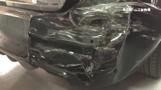 百萬BMW等紅燈　遭凌志撞掉45萬