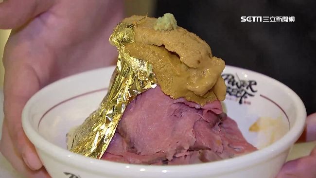 超奢華牛肉丼　金箔、海膽當點綴