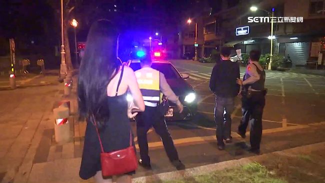 開名車載嫩妹！醉男失控撞石柱險墜河