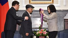 蔡總統贈勳前農委會副主委戴振耀（2）前農委會副主委戴振耀（左2）27日在總統府，接受總統蔡英文（右）頒贈「三等景星勳章」，表彰他對台灣農業與農民運動的貢獻。中央社記者王飛華攝  106年9月27日