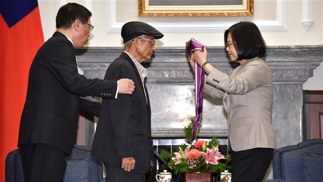孫女唱勇敢的台灣人　耀伯歌聲中辭世