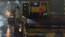 警方經過137天追捕，才在汐止區的拖吊車上逮捕李男。（圖／翻攝畫面）