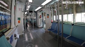▲淡海輕軌列車內縱向排列座椅。（圖／新北市政府捷運工程局）

