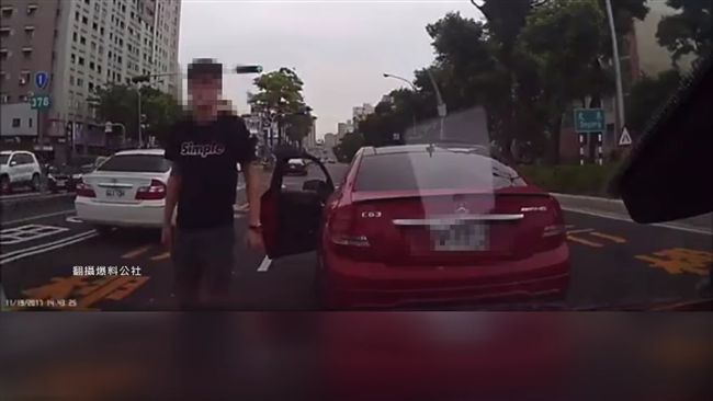 她控2賓士砸車　反遭吐槽這開法活該