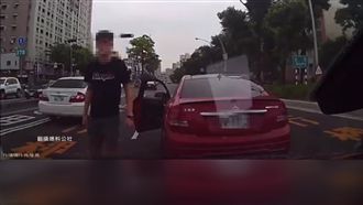 她控2賓士砸車　反遭吐槽這開法活該