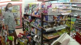 警方到場勸阻陳女。（圖／翻攝畫面）