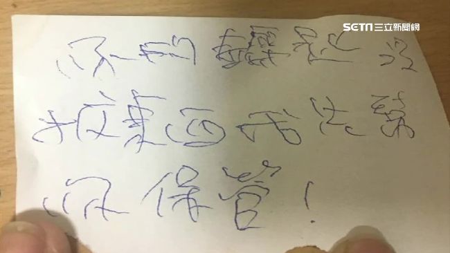 禮品櫃沒鎖被偷　賊囂張留言：幫保管