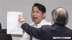勞動基準法一例一休，衛生及環境委員會，時代力量立委徐永明程序發言與民進黨團總召柯建銘爭執 圖／記者林敬旻攝