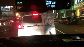 16:9
開車停紅燈…男子衝出來狂撒尿　網傻眼：小狗做記號？
圖／翻攝自爆料公社臉書