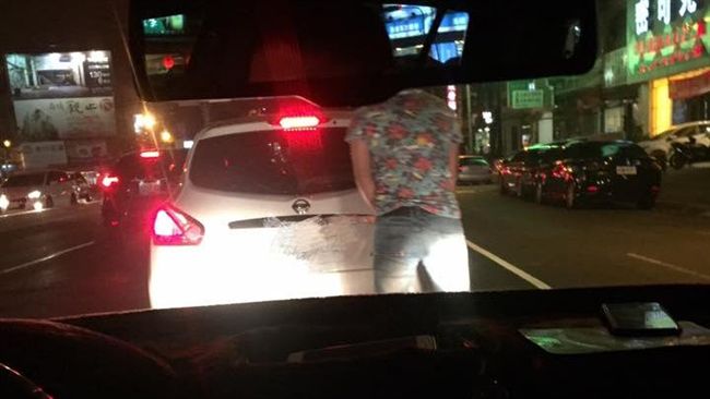 小狗做記號？男子趁紅燈對車狂噴尿