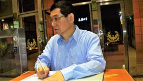 慶富案延燒　簡良鑑派出所報到（2）前慶富造船公司執行長簡良鑑日前交保，法官諭令每晚需到轄區派出所報到，15日晚間依規定現身派出所簽名報到。中央社記者程啟峰高雄攝　106年11月15日