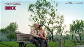 婦人什麼都忘了，就是忘不了身邊的老伴。