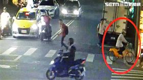 陳姓慣竊騎YOUBIKE尋找目標，挑選出廠未滿1年的機車下手，再用自製開鎖工具發動機車後騎走，警方透過相同手法進行比對，循線逮捕陳嫌，訊後依竊盜罪送辦（翻攝畫面）