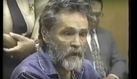 美國「世紀殺人魔」曼森（Charles Manson），曾教唆追隨者殺害7人被判終身監禁，入獄約48年。曼森在台灣時間今（20）日中午病逝，結束了罪惡的一生。（圖／翻攝自《Cache404》YouTube）

