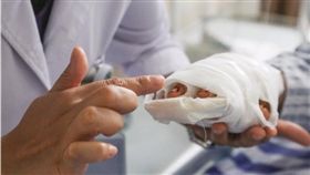 10歲童遭砍多刀搶救／微博