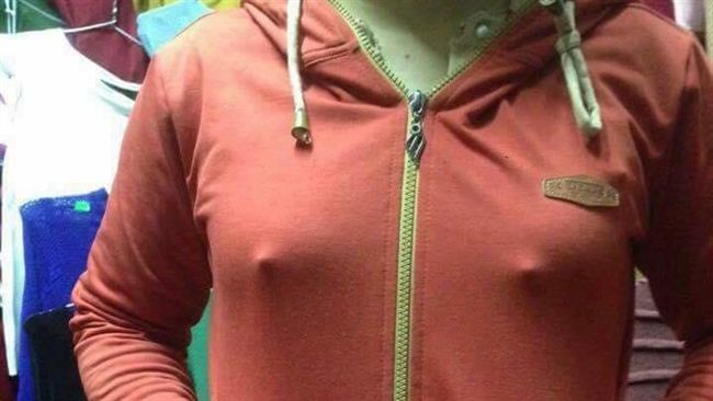 沒穿內衣大激凸？她外套一脫嚇壞眾人