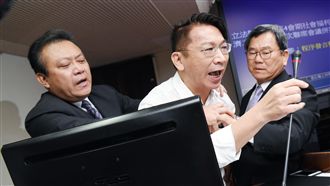 綠委趨前架離徐永明　勞基法始詢答