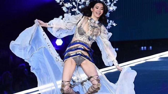奚夢瑤內衣秀慘摔…竟獲維密高層大讚