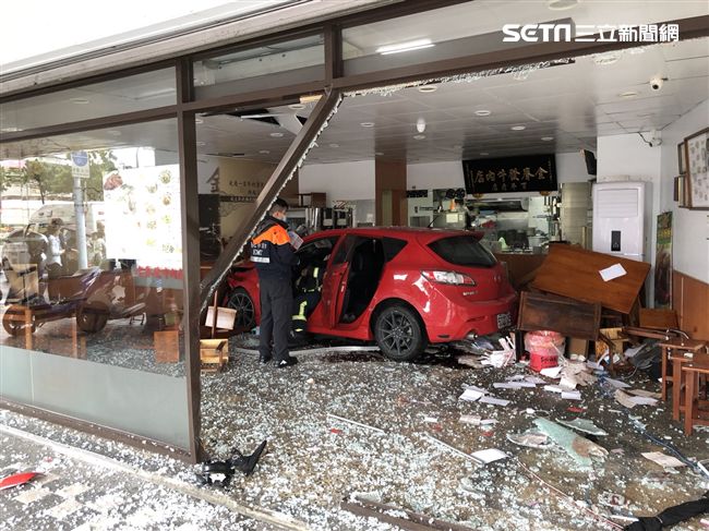 又是酒駕？轎車衝進牛肉麵名店逃逸！
