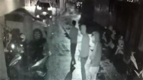 6人闖入校園內。（圖／翻攝畫面）