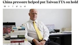 澳洲自由民主黨議員雷昂傑姆質疑，因中國施壓，澳洲擱置與台簽署FTA。（圖／擷取自Financial Review）