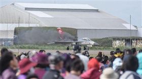 經國號戰機冒黑煙（圖／記者林敬旻攝影）