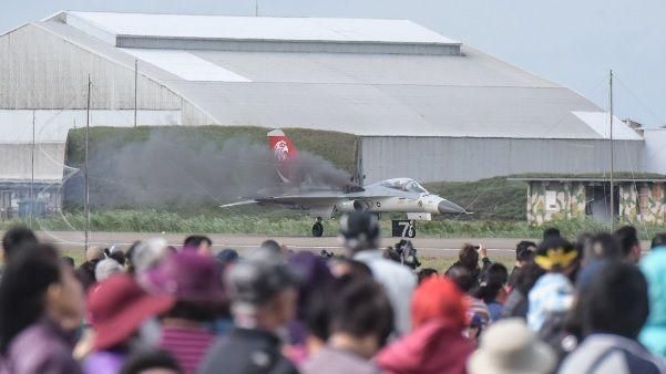 發動機一度停擺　經國號落地冒黑煙
