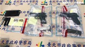 葉男臉書直播試槍遭檢舉，警方率隊前往台南逮人，順利起獲金牛座改造手槍2把，訊後依槍砲罪移送法辦（翻攝畫面）